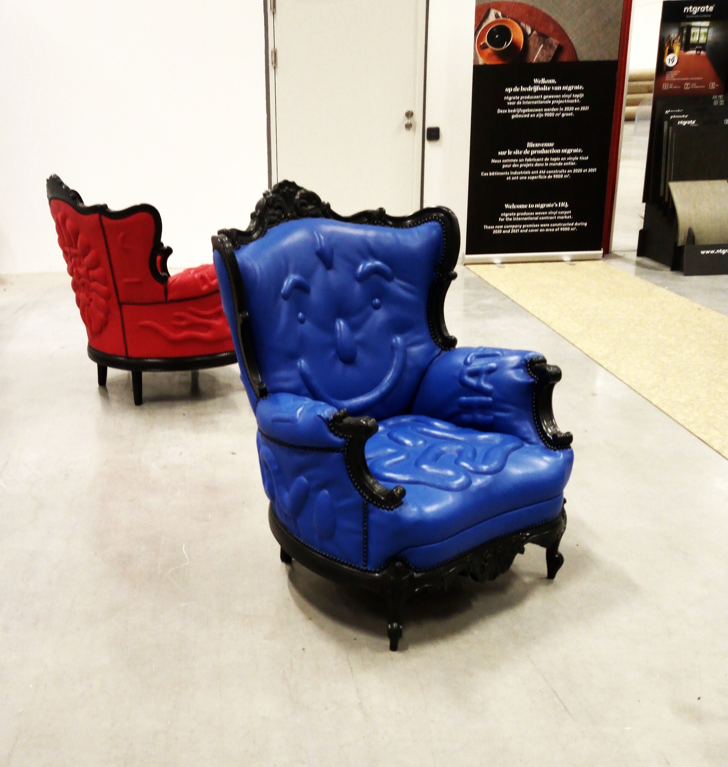 Een blauwe kunstzinnige zetel met een glimlach. 